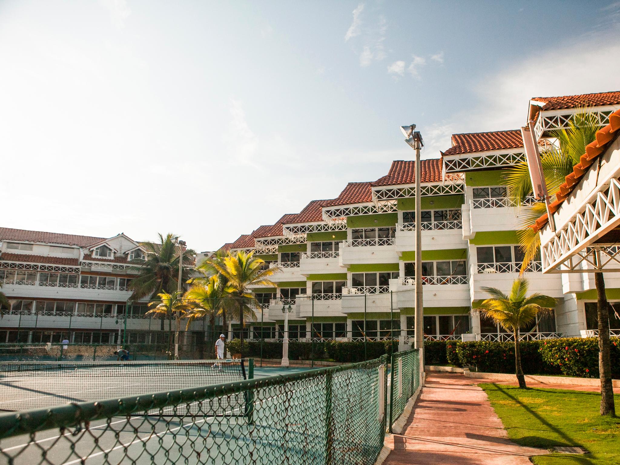 Hotel Las Americas Casa De Playa Cartagena Exteriér fotografie The school's main building