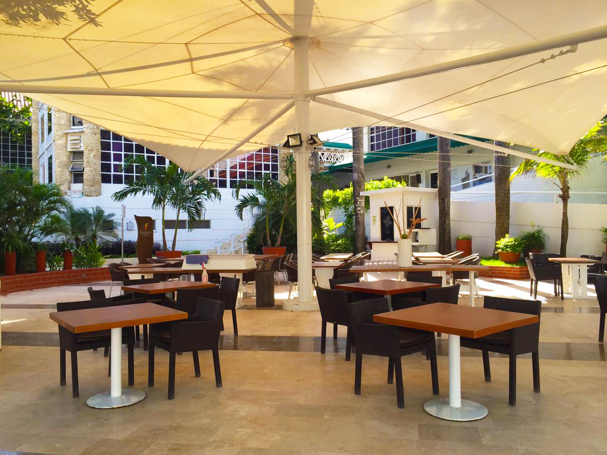 Hotel Las Americas Casa De Playa Cartagena Exteriér fotografie The patio at the hotel