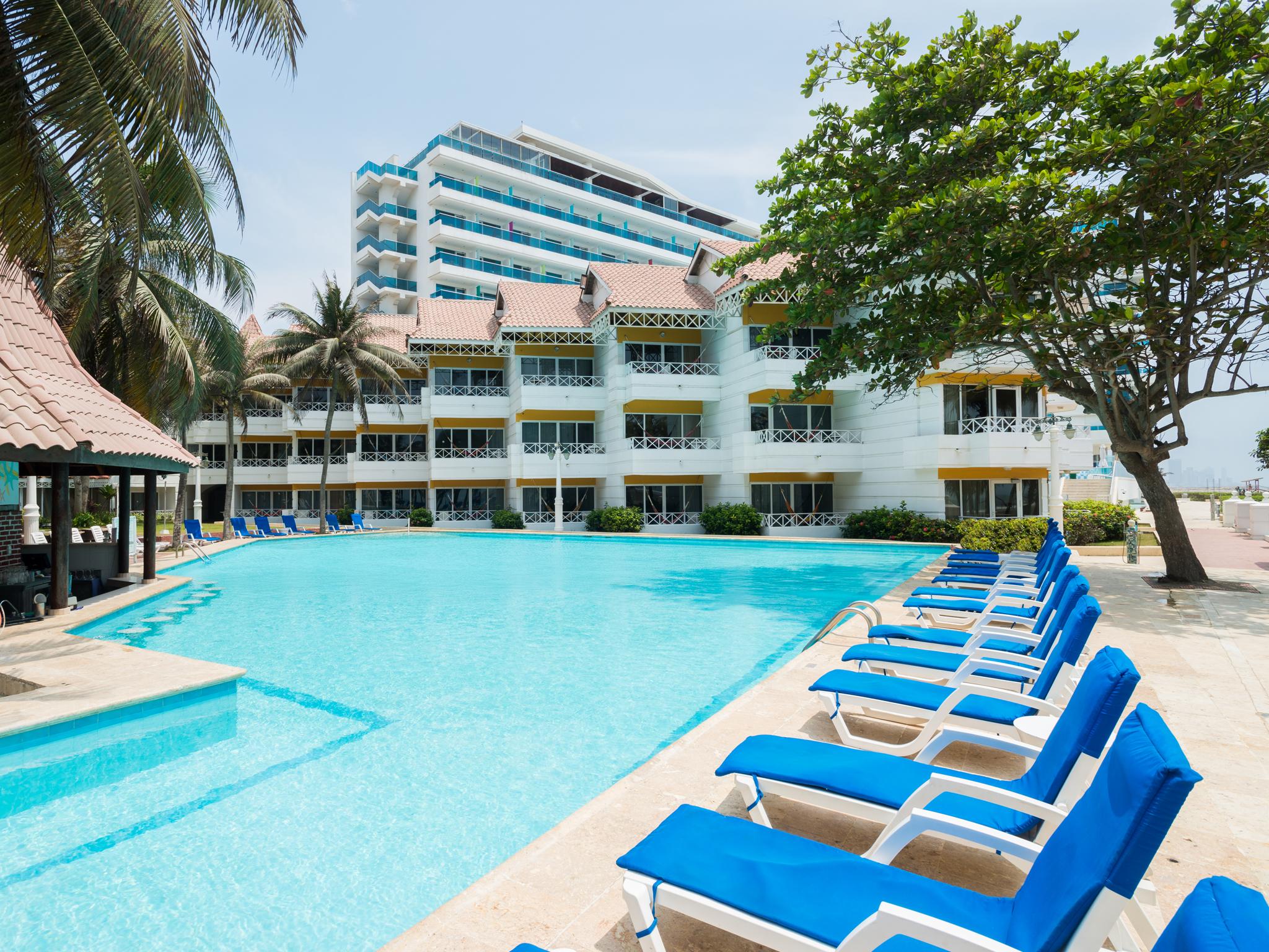 Hotel Las Americas Casa De Playa Cartagena Exteriér fotografie The pool at the hotel