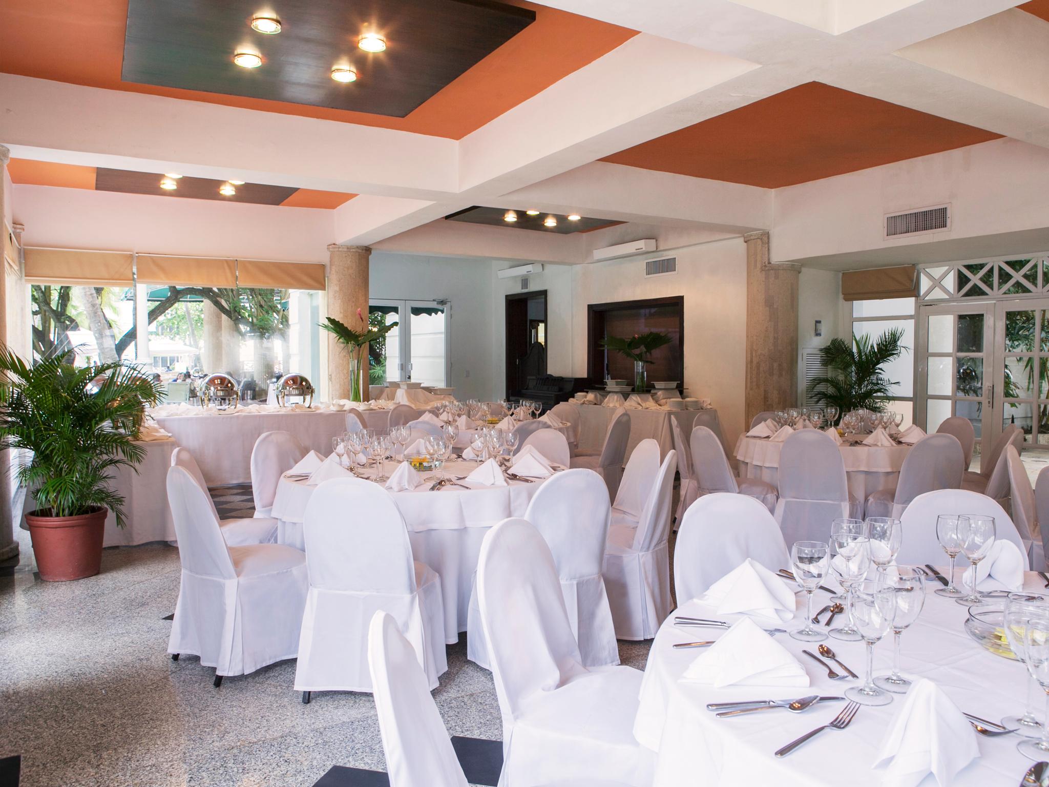Hotel Las Americas Casa De Playa Cartagena Exteriér fotografie A restaurant in the resort
