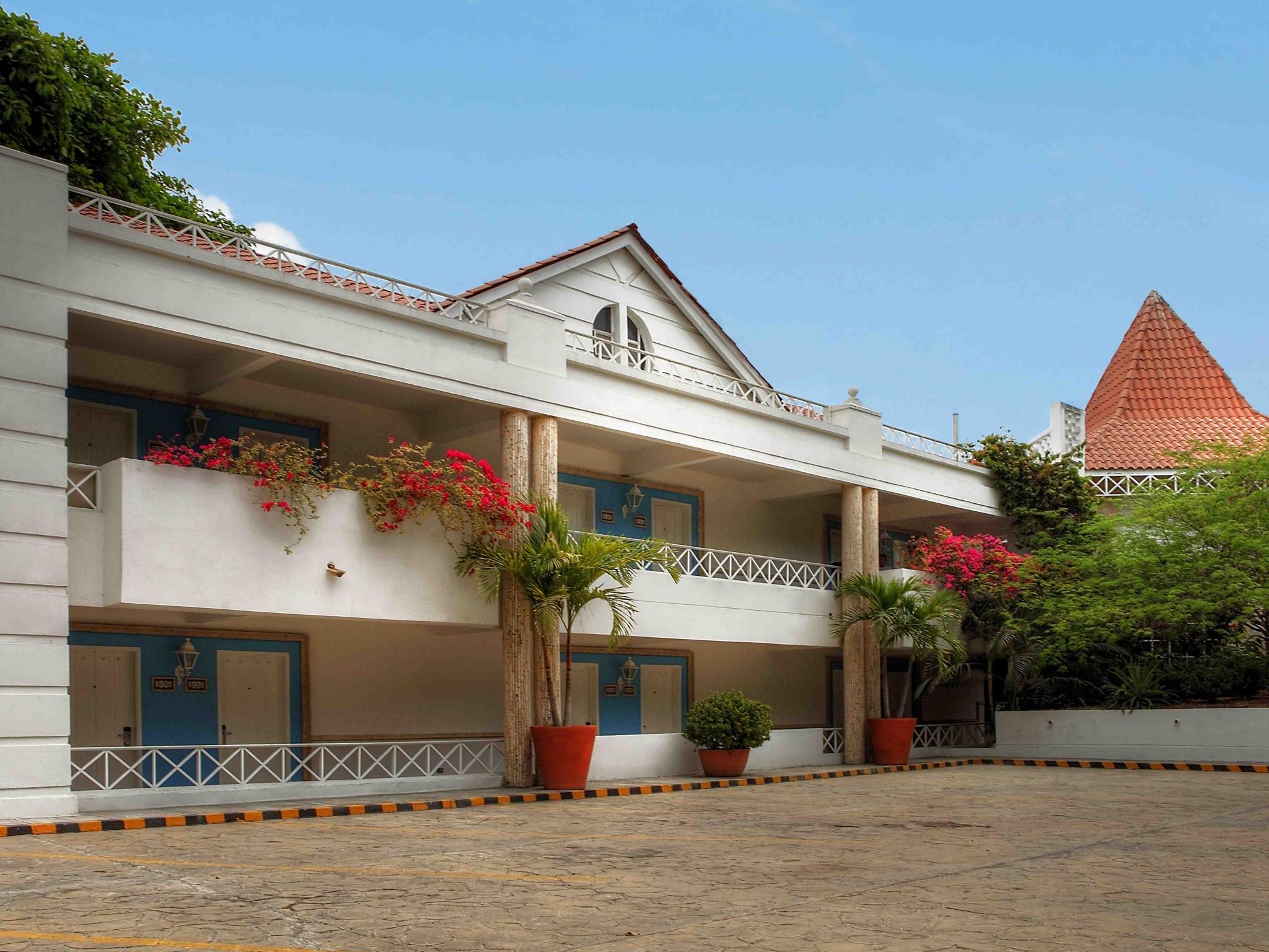 Hotel Las Americas Casa De Playa Cartagena Exteriér fotografie The school's main building
