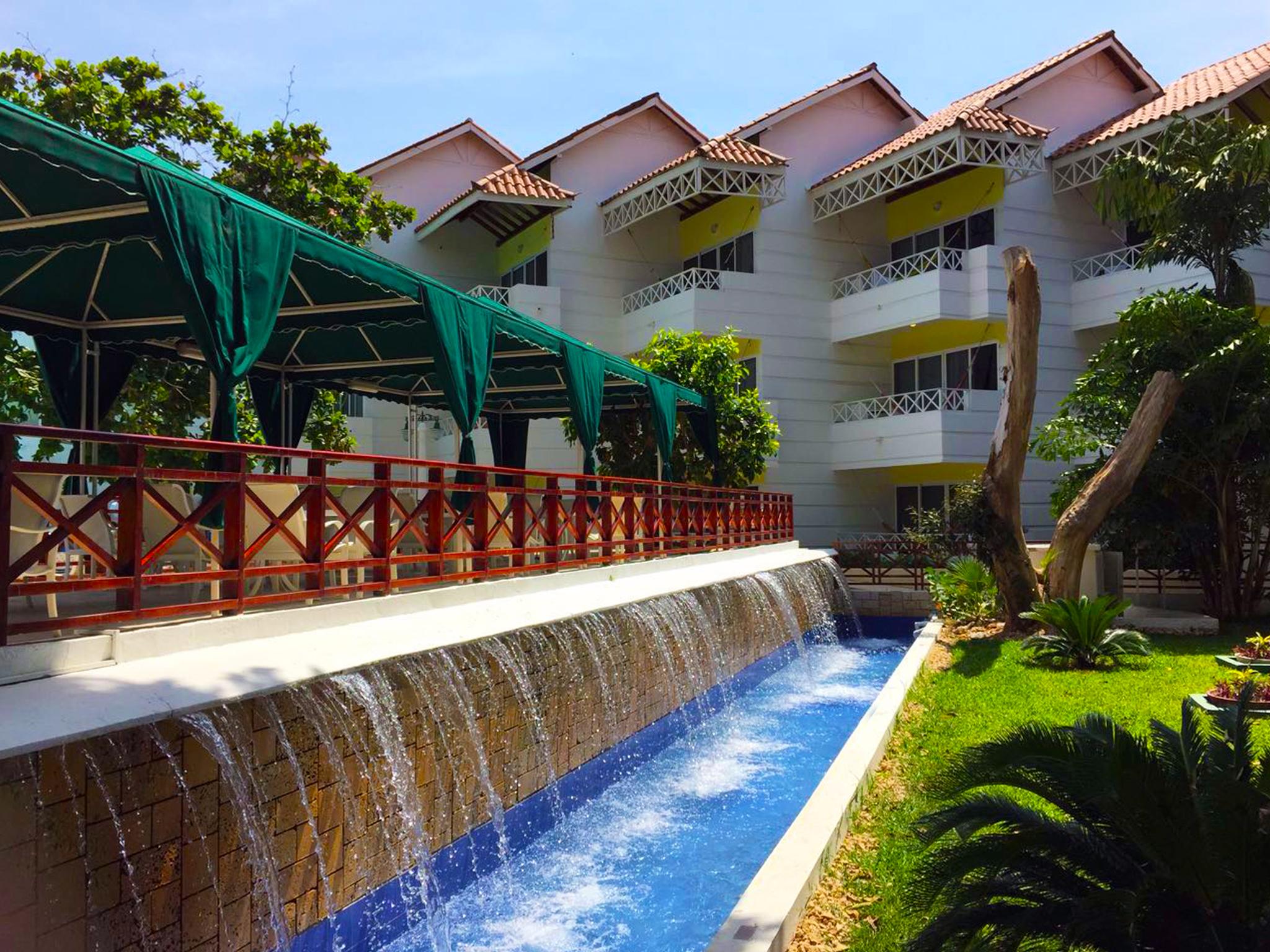 Hotel Las Americas Casa De Playa Cartagena Exteriér fotografie The resort's pool