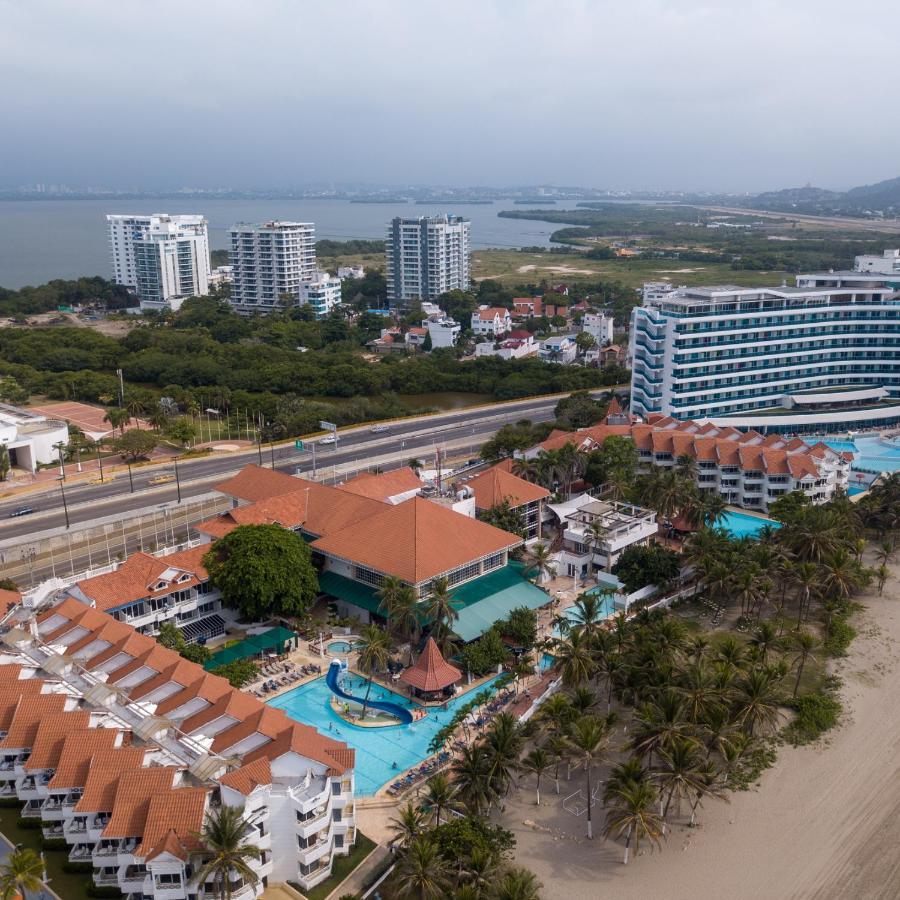 Hotel Las Americas Casa De Playa Cartagena Exteriér fotografie Aerial view of the resort