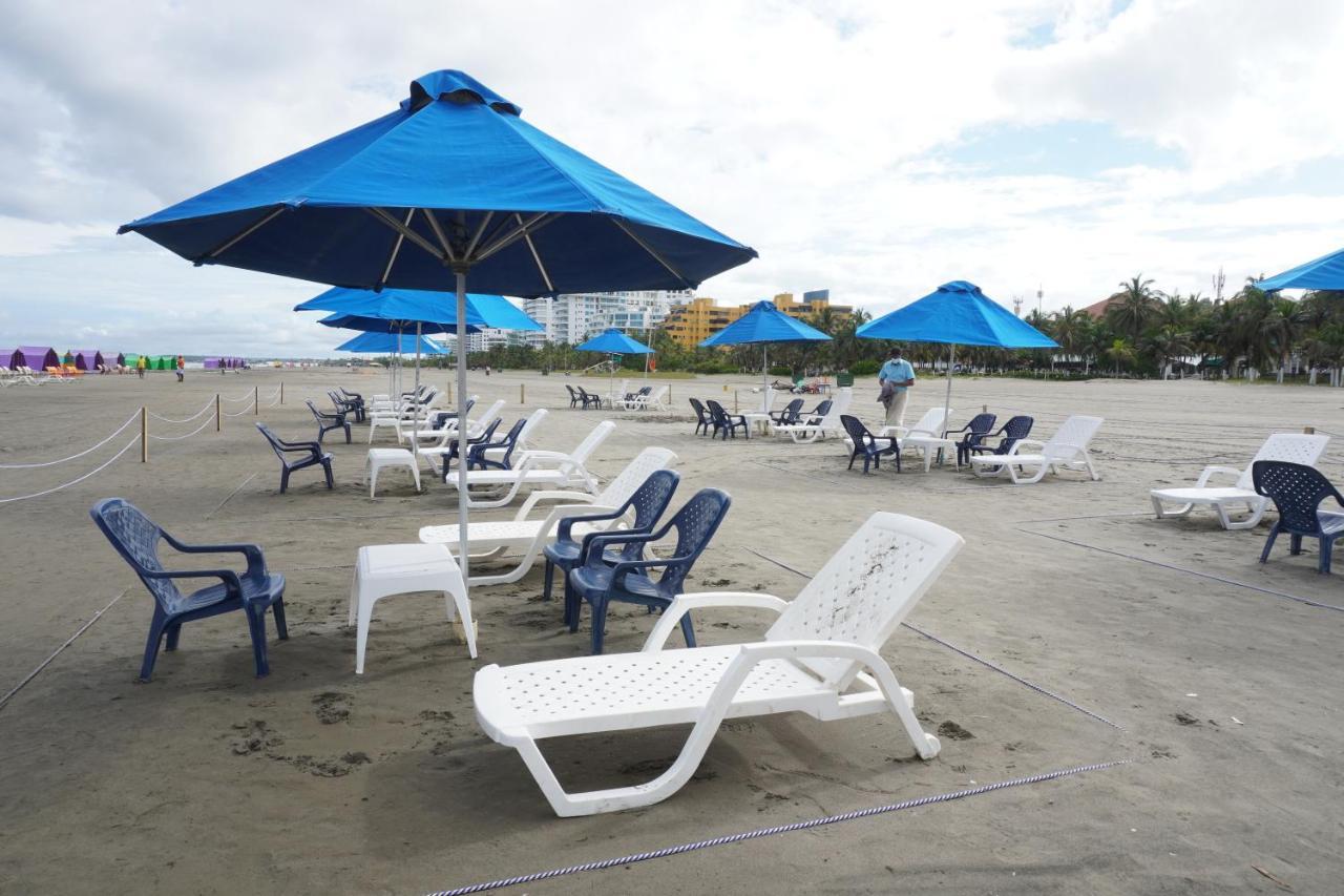 Hotel Las Americas Casa De Playa Cartagena Exteriér fotografie Beach chairs and umbrellas at South Beach, Miami