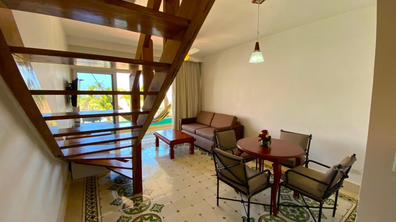 Hotel Las Americas Casa De Playa Cartagena Exteriér fotografie A living room in a typical apartment at the resort