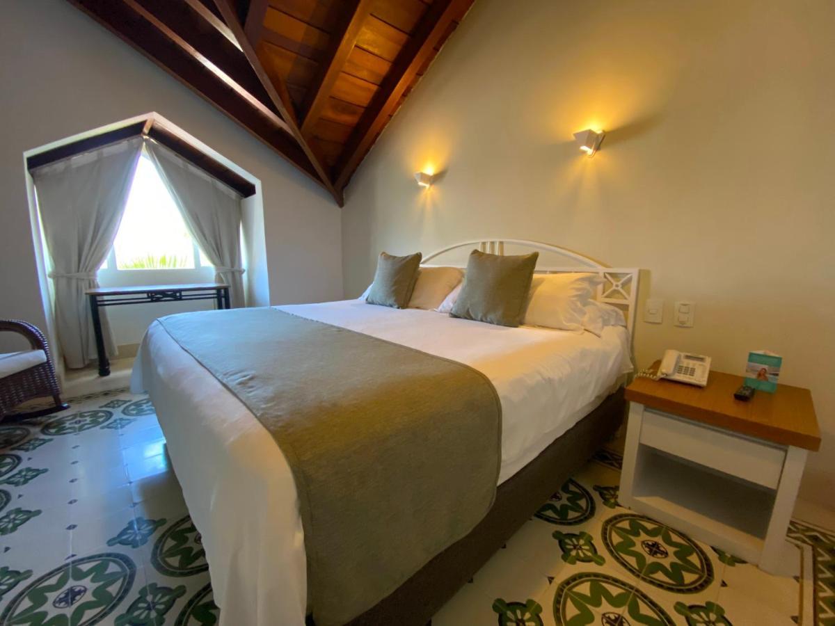 Hotel Las Americas Casa De Playa Cartagena Exteriér fotografie A room at the hotel