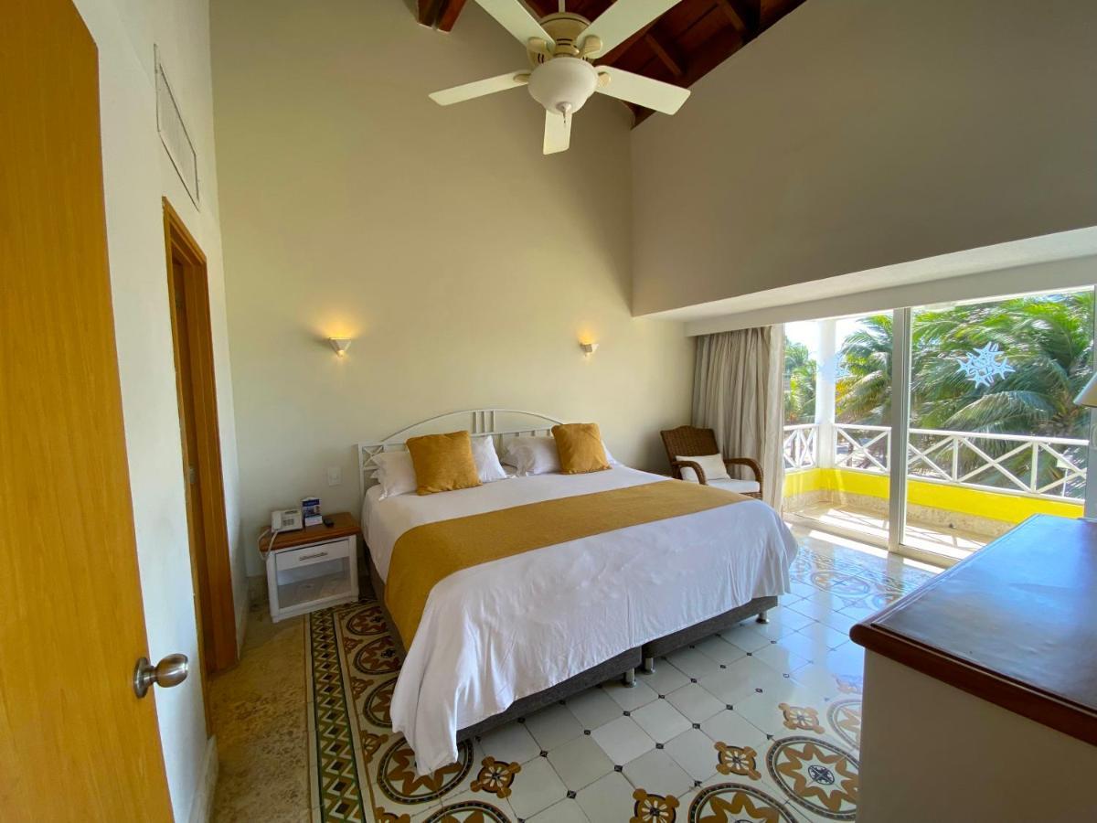 Hotel Las Americas Casa De Playa Cartagena Exteriér fotografie A bedroom at the hotel