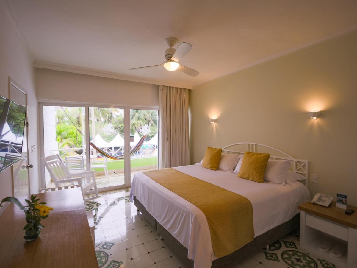 Hotel Las Americas Casa De Playa Cartagena Exteriér fotografie A bedroom at the hotel
