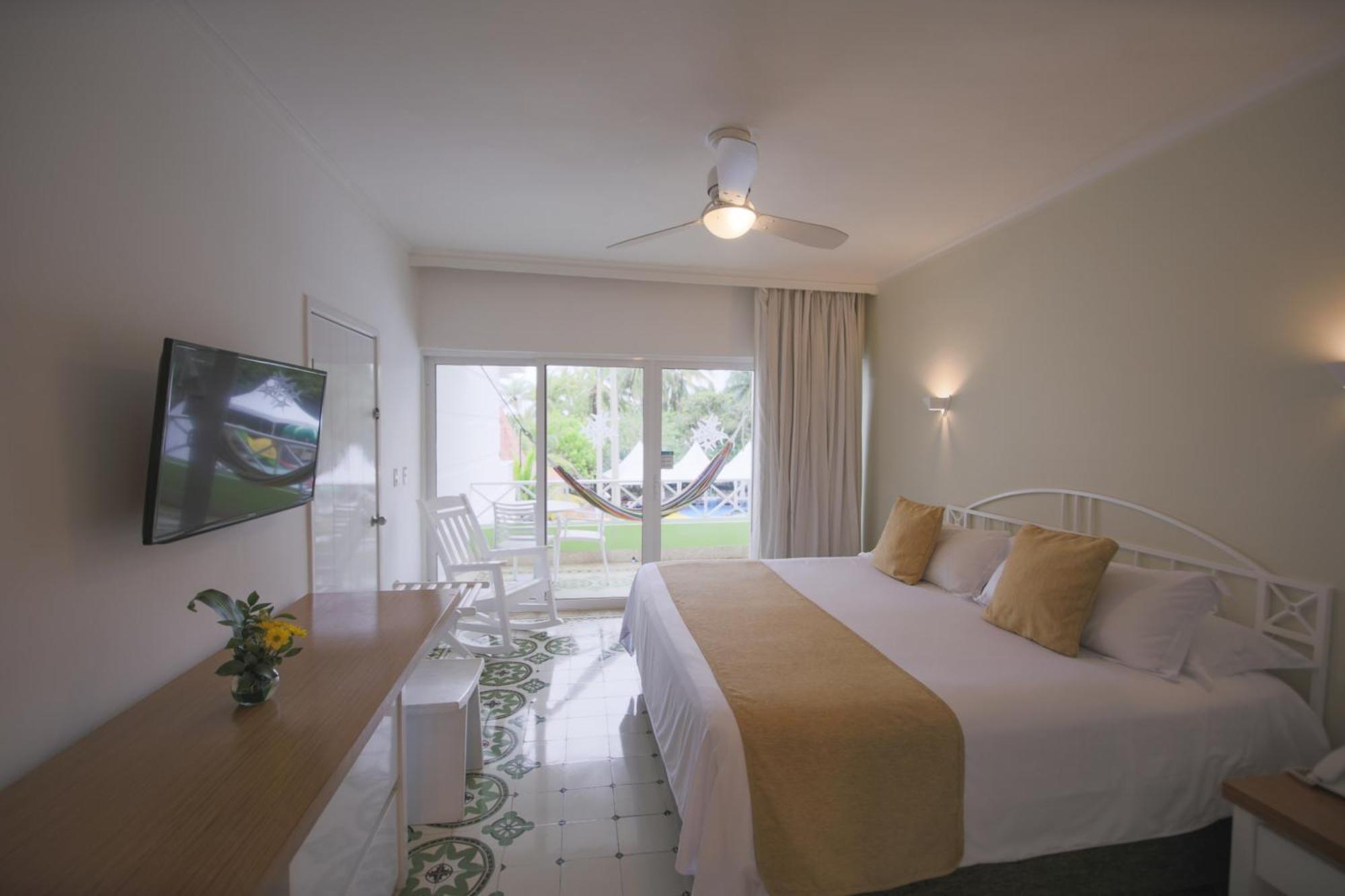 Hotel Las Americas Casa De Playa Cartagena Exteriér fotografie A room at the hotel